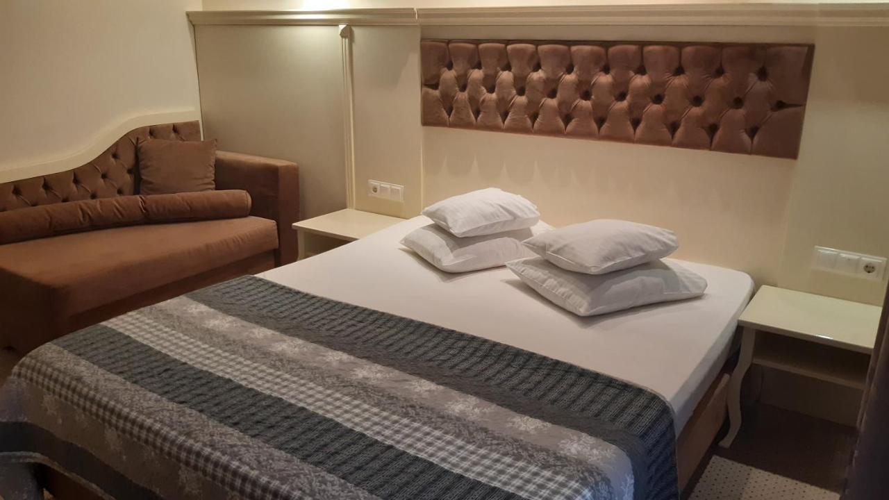 Hotel Holiday Maria Baile Herculane Bagian luar foto