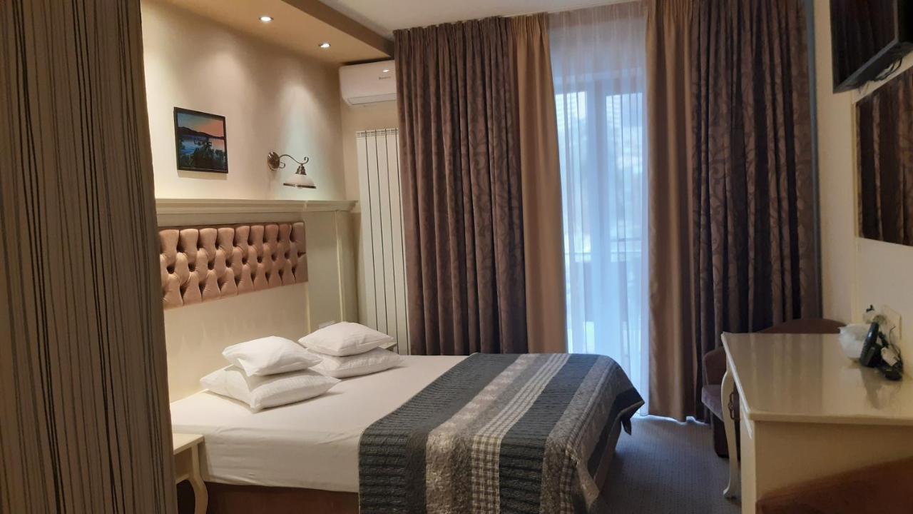 Hotel Holiday Maria Baile Herculane Bagian luar foto