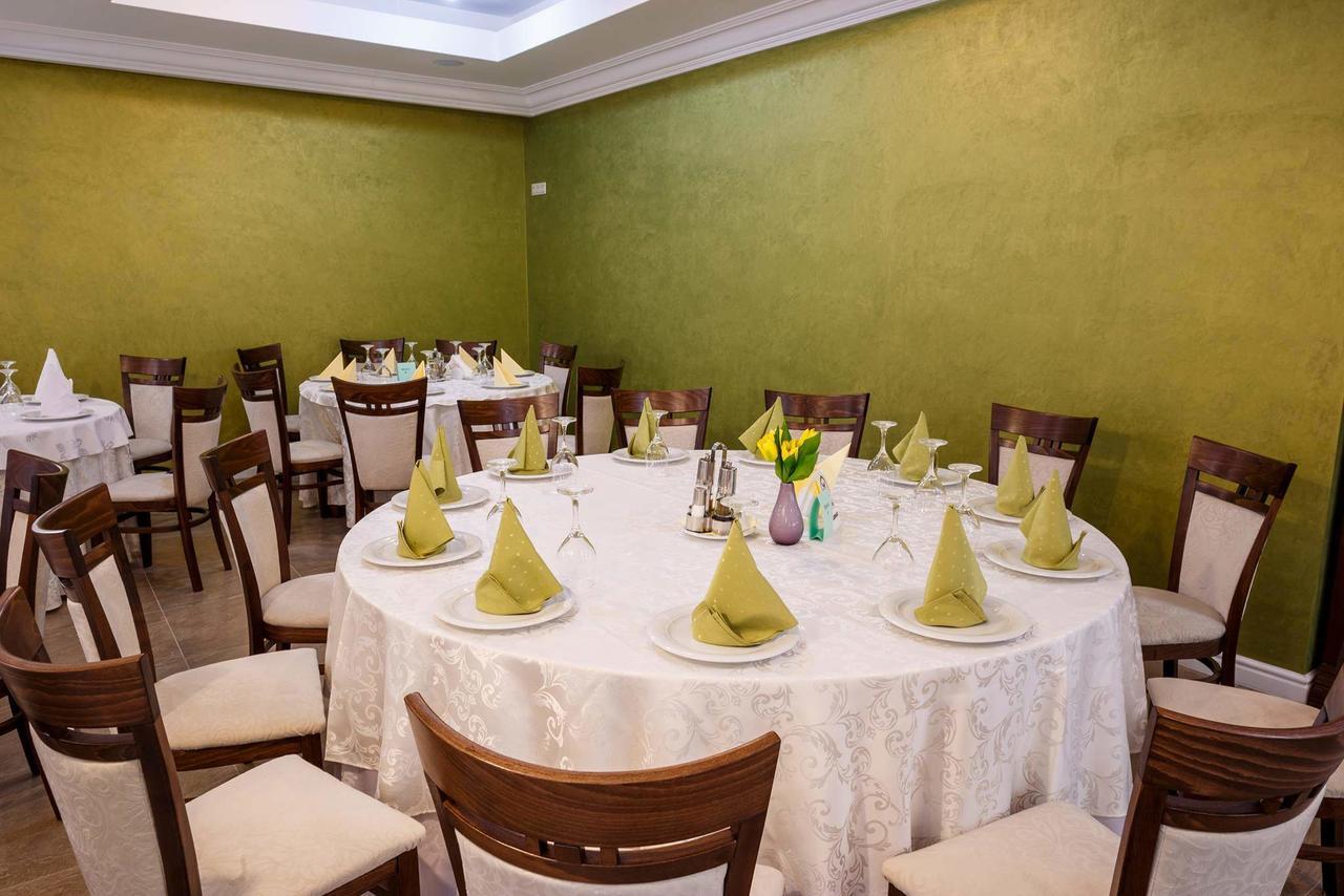 Hotel Holiday Maria Baile Herculane Bagian luar foto