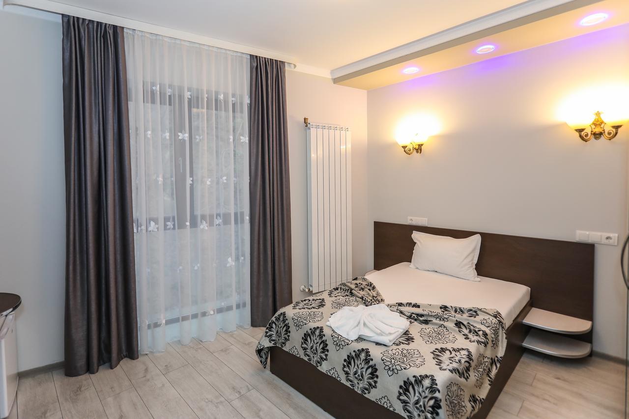 Hotel Holiday Maria Baile Herculane Bagian luar foto
