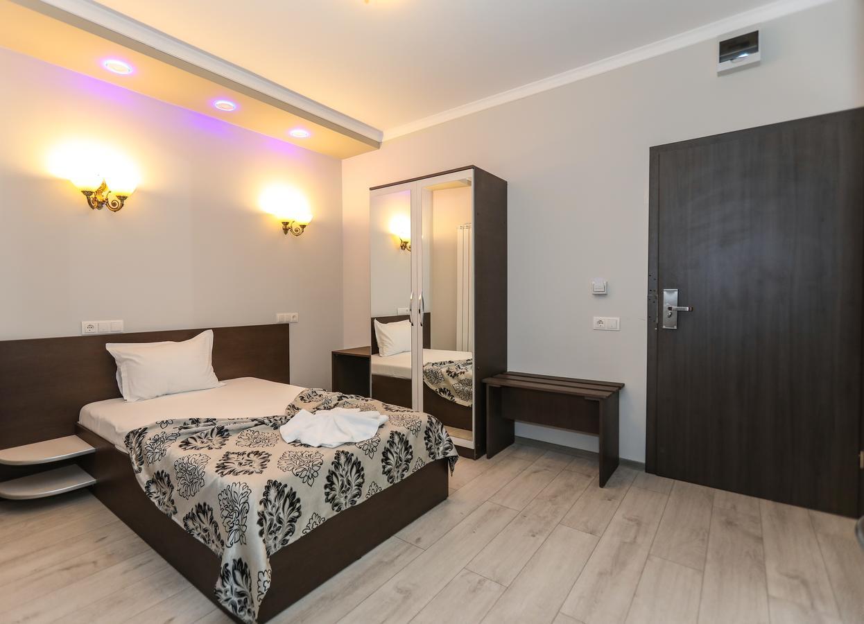 Hotel Holiday Maria Baile Herculane Bagian luar foto