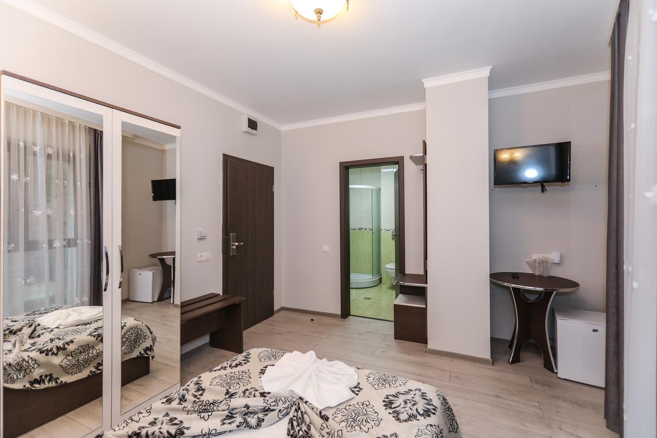 Hotel Holiday Maria Baile Herculane Bagian luar foto