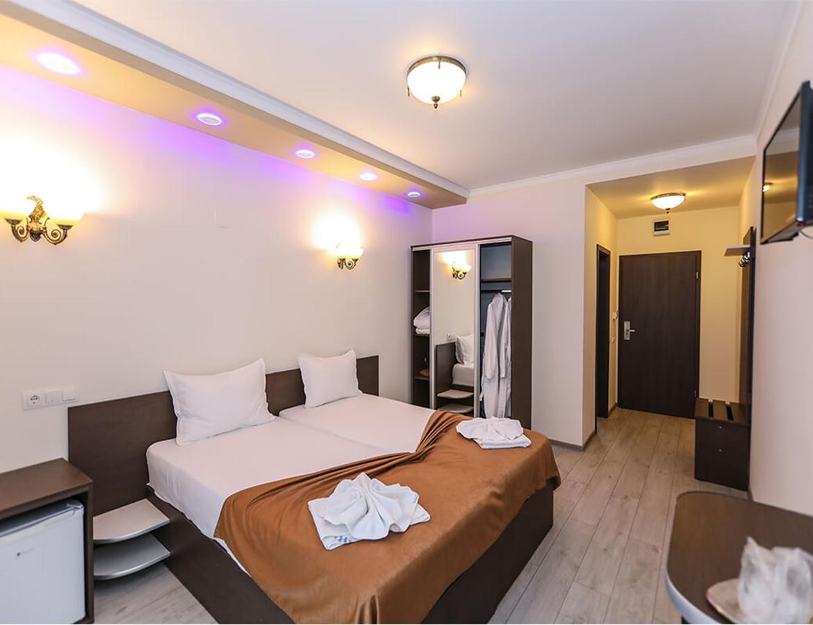 Hotel Holiday Maria Baile Herculane Bagian luar foto