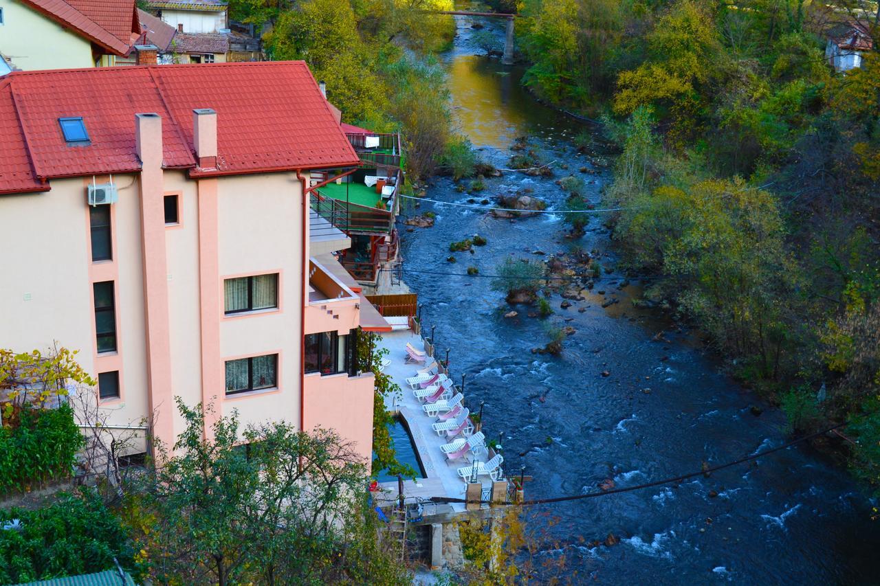 Hotel Holiday Maria Baile Herculane Bagian luar foto