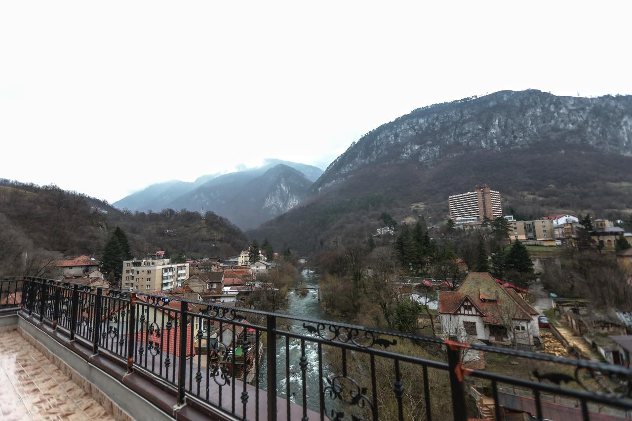 Hotel Holiday Maria Baile Herculane Bagian luar foto