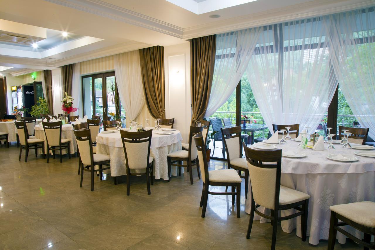 Hotel Holiday Maria Baile Herculane Bagian luar foto