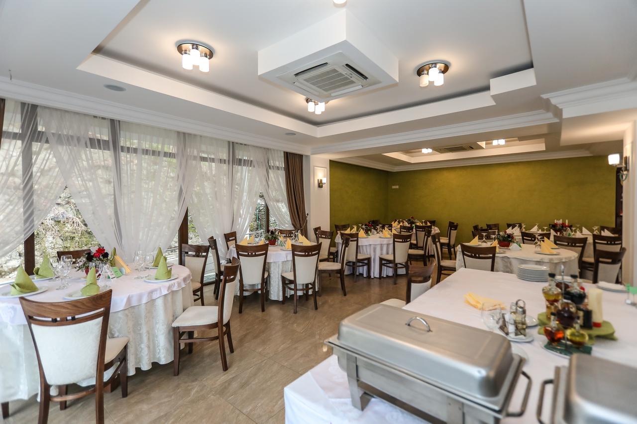 Hotel Holiday Maria Baile Herculane Bagian luar foto