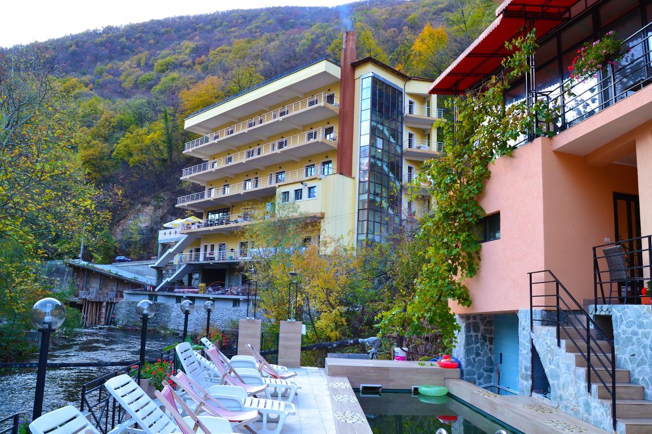 Hotel Holiday Maria Baile Herculane Bagian luar foto