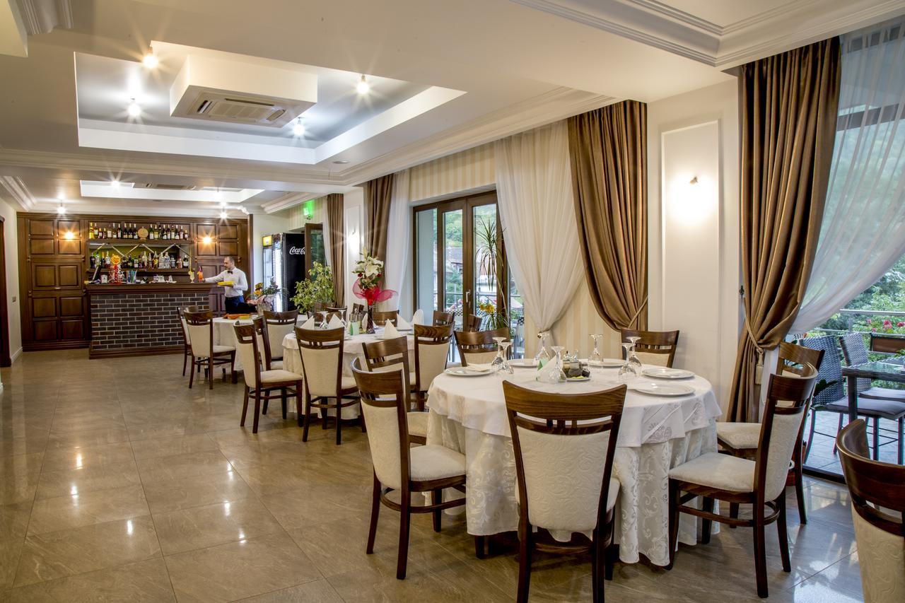 Hotel Holiday Maria Baile Herculane Bagian luar foto