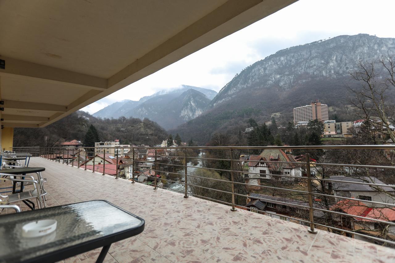 Hotel Holiday Maria Baile Herculane Bagian luar foto