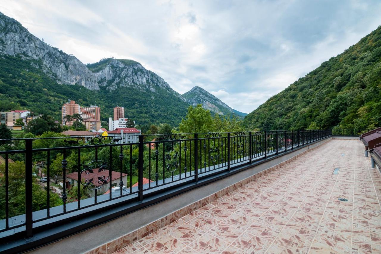 Hotel Holiday Maria Baile Herculane Bagian luar foto