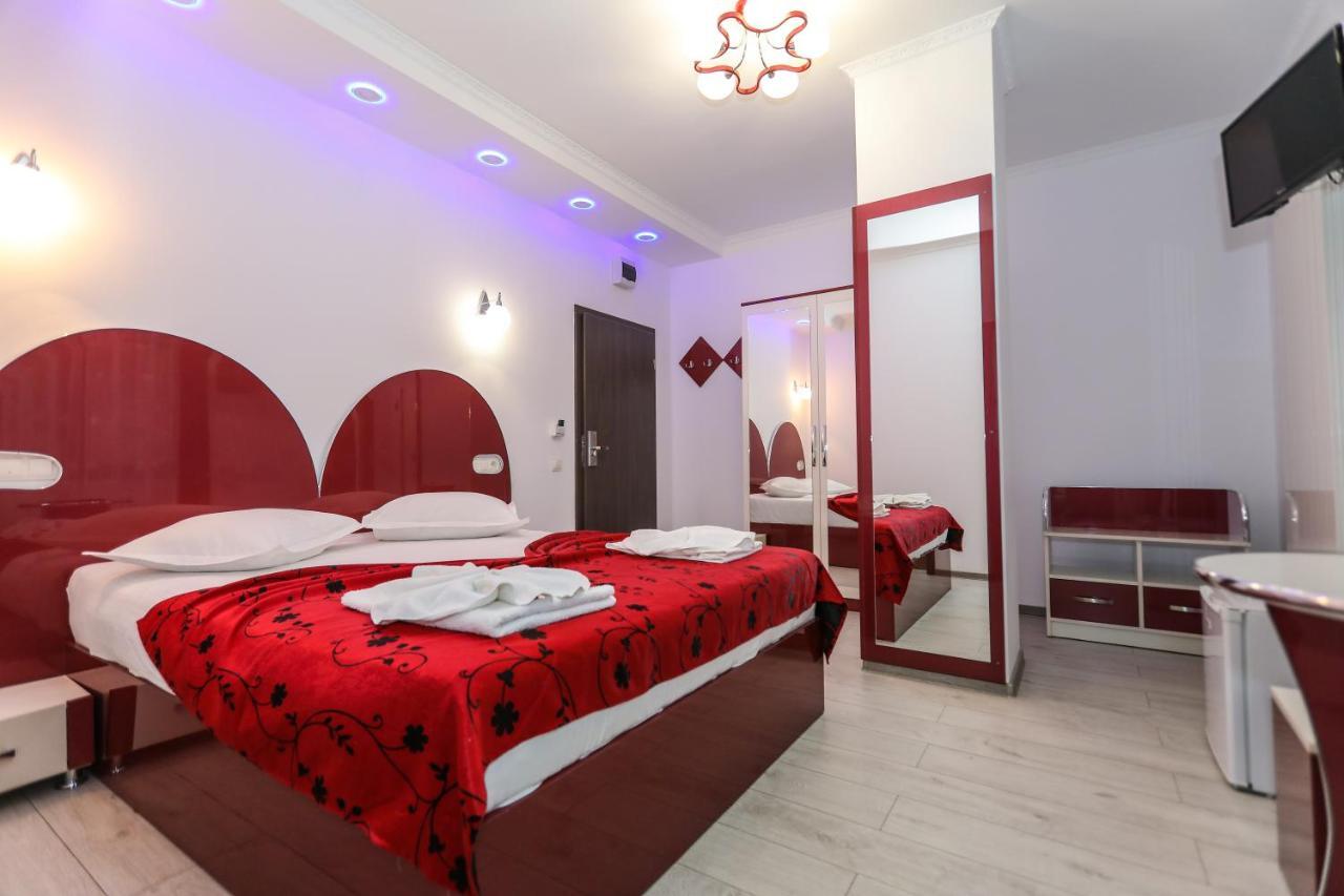 Hotel Holiday Maria Baile Herculane Bagian luar foto