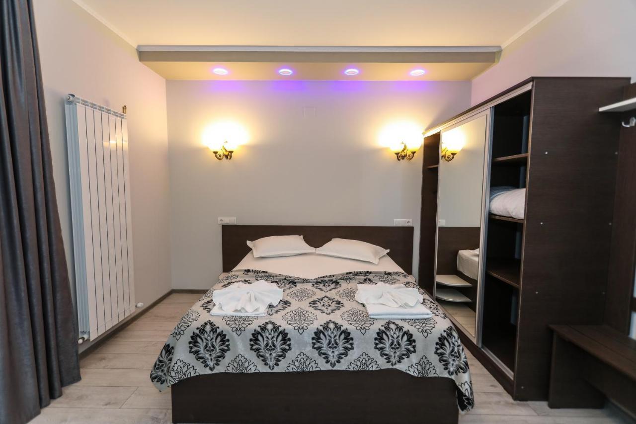 Hotel Holiday Maria Baile Herculane Bagian luar foto